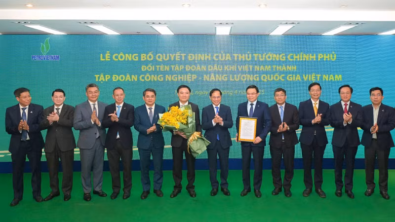 Phó Thủ tướng Bùi Thanh Sơn trao quyết định của Thủ tướng Chính phủ về việc chuyển đổi tên Tập đoàn Dầu khí Việt Nam thành Tập đoàn Công nghiệp-Năng lượng quốc gia Việt Nam cho lãnh đạo Petrovietnam.