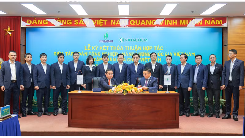 Petrovietnam và Vinachem ký hợp tác toàn diện tận dụng thế mạnh riêng mỗi bên và tạo hiệu ứng cộng hưởng, nâng cao hiệu quả hoạt động sản xuất kinh doanh.