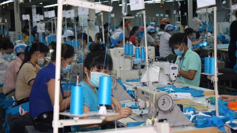 Sản xuất hàng may mặc xuất khẩu tại Công ty cổ phần Đồng Tiến.