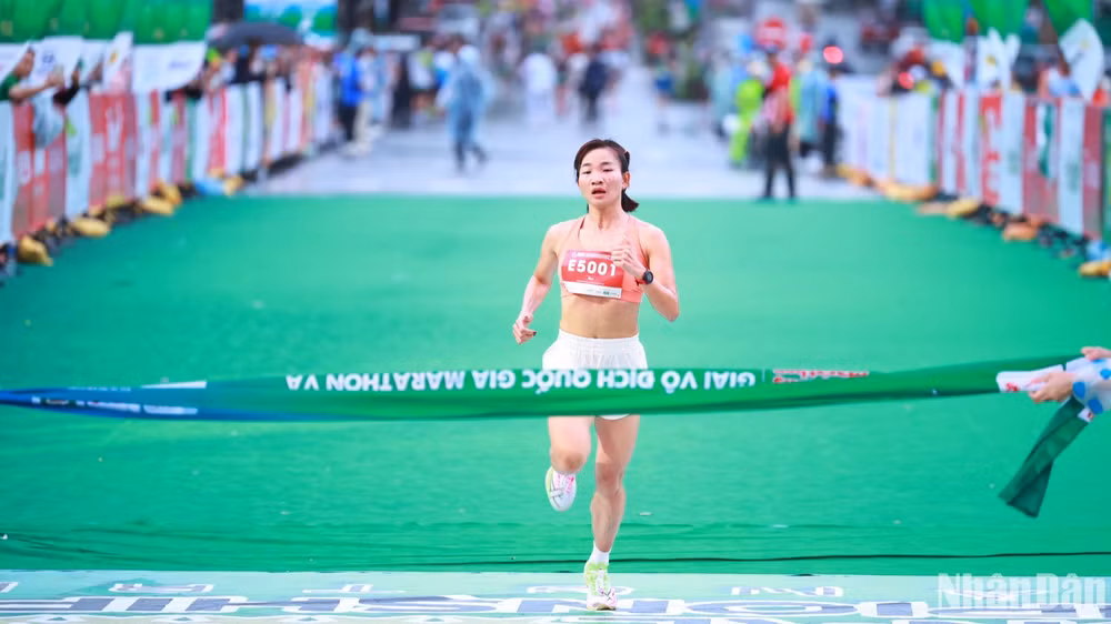 Vận động viên Nguyễn Thị Oanh lần thứ 9 vô địch với cự ly 5km.