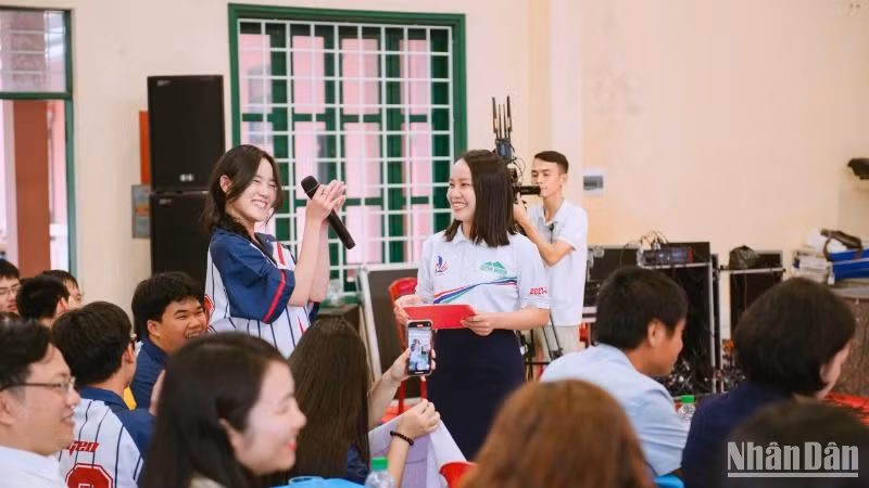 Niềm vui của Bí thư Đoàn Nguyễn Thị Tâm cùng học sinh khi tham gia các chương trình ngoại khóa của nhà trường.