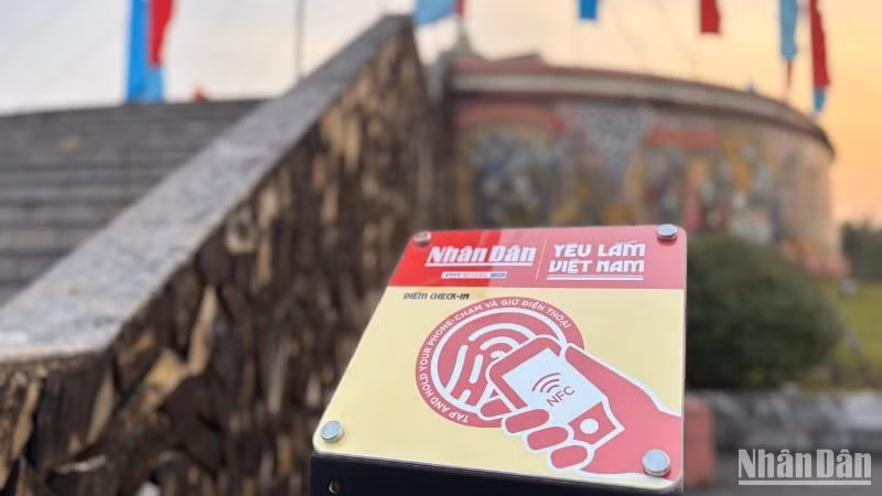 Trạm tương tác thông minh được đặt dưới chân cột cờ giới tuyến, Di tích quốc gia đặc biệt Đôi bờ Hiền Lương-Bến Hải. Trạm tương tác thông minh được đặt dưới chân cột cờ giới tuyến, Di tích quốc gia đặc biệt Đôi bờ Hiền Lương-Bến Hải.