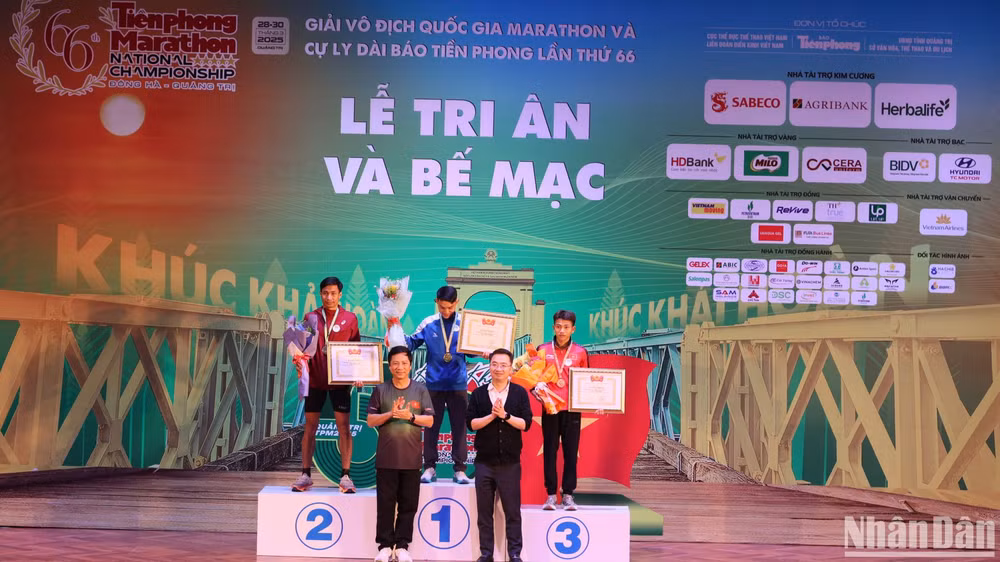Ban tổ chức trao giải cho các vận động viên đạt thành tích cao.