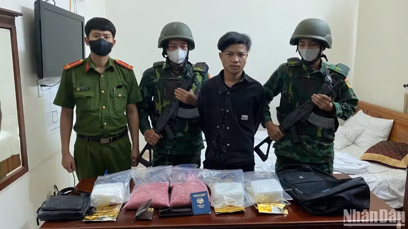 Đối tượng TonSakSith LatXaKham cùng tang vật vụ án.