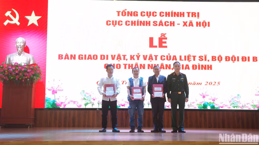 Đại tá Dương Văn Bảo, Phó Trưởng phòng Hậu phương quân đội, Cục Chính sách-Xã hội, Tổng Cục Chính trị bàn giao di vật, kỷ vật của liệt sĩ về với thân nhân.
