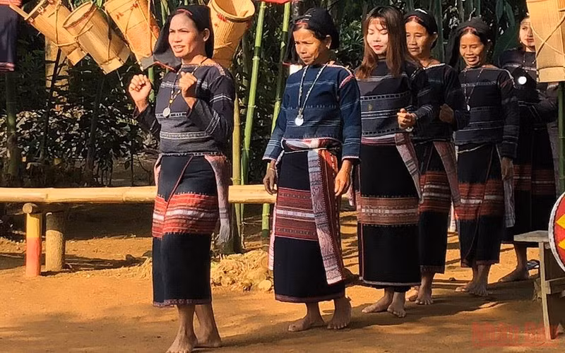 Đồng bào dân tộc trình diễn dân vũ tại Làng Văn hóa - Du lịch các dân tộc Việt Nam.