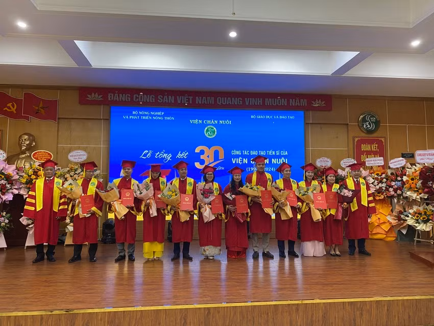 Lễ trao bằng cho các NCS.