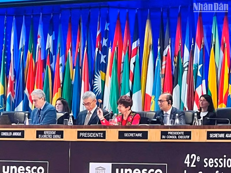 Chủ tịch Đại hội đồng UNESCO Simona-Mirela Miculescu gõ búa thông qua Nghị quyết. (Ảnh: MINH DUY)