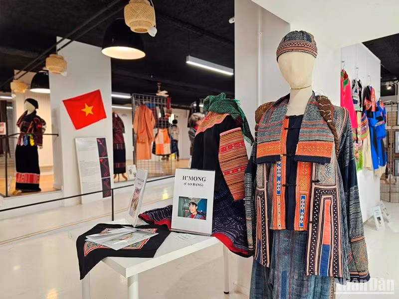 60 bộ trang phục, cùng rất nhiều hình ảnh, trang sức và phụ kiện độc đáo đậm chất dân gian, truyền thống được trưng bày tại triển lãm. (Ảnh: MINH DUY)