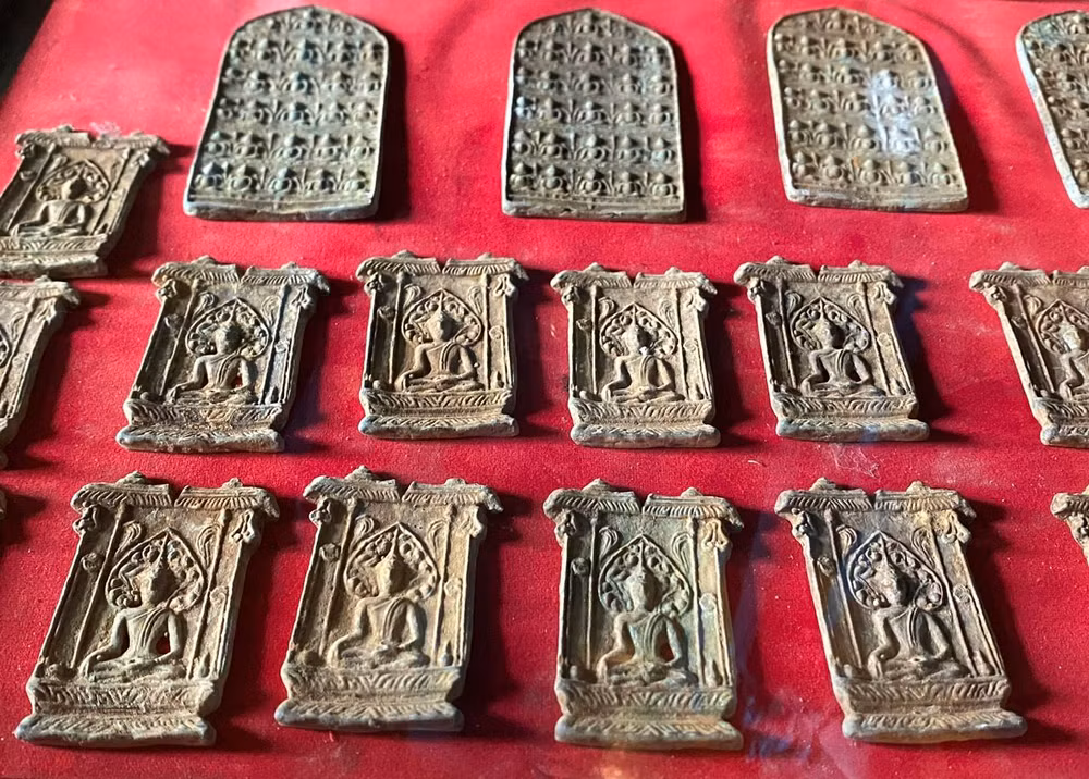 Những tấm bùa hộ mệnh có kích cỡ bằng viên ngói dùng để trang trí trên tường các ngôi chùa.