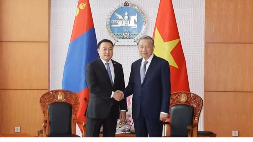 Tổng Bí thư, Chủ tịch nước Tô Lâm hội kiến Chủ tịch Quốc hội Mông Cổ Dashzegviin Amarbayasgalan. (Ảnh: TTXVN) 