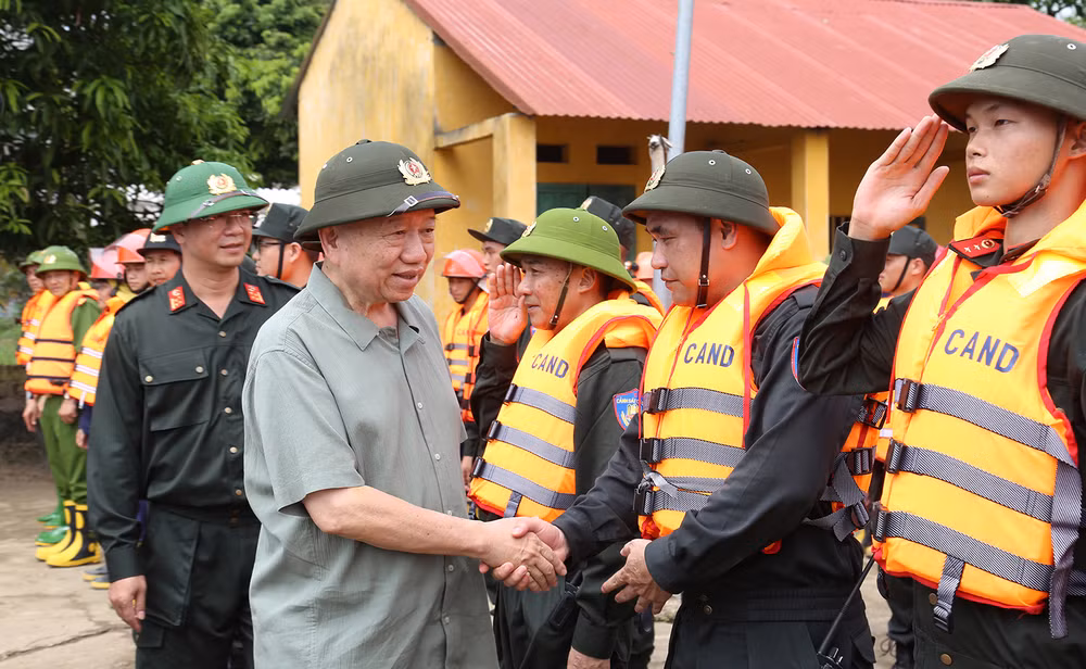 Tổng Bí thư, Chủ tịch nước Tô Lâm đến động viên tinh thần lực lượng công an tỉnh Tuyên Quang đang thực hiện nhiệm vụ gia cố, bảo vệ đê.