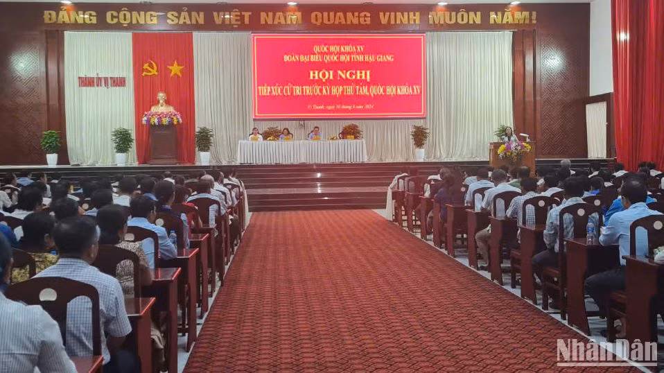 Quang cảnh cuộc tiếp xúc cử tri chiều 30/9 tại Thành phố Vị Thanh. (Ảnh: PHÙNG DŨNG)