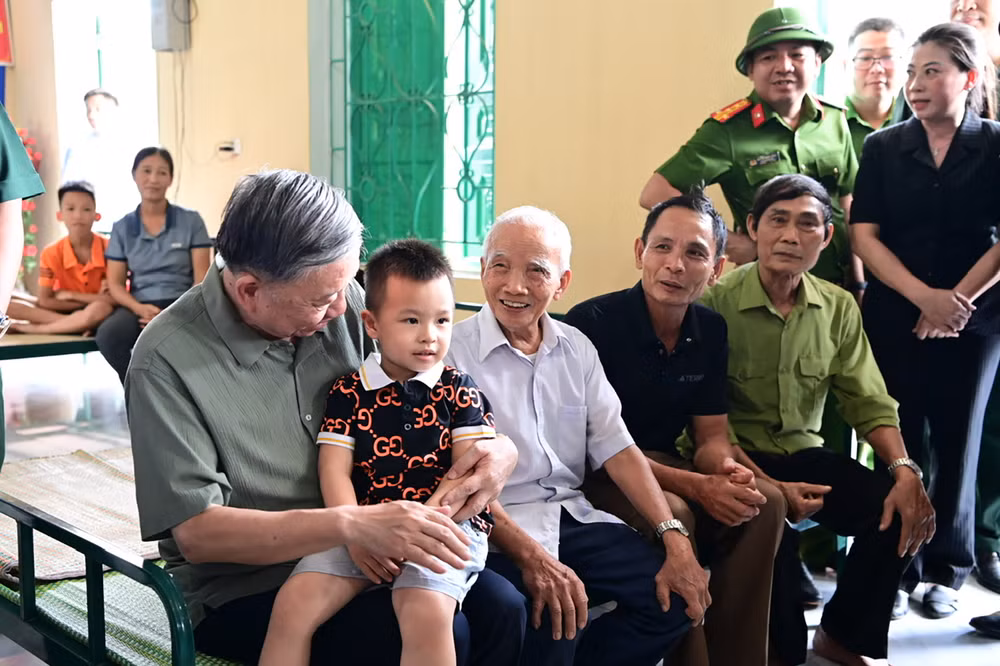 Tổng Bí thư, Chủ tịch nước Tô Lâm đến thăm hỏi, động viên các hộ dân phải di chuyển ra khỏi vùng nguy hiểm có nguy cơ vỡ đê tại xã Trường Sinh.