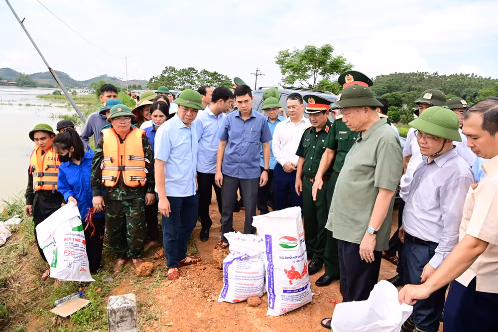 Tổng Bí thư, Chủ tịch nước Tô Lâm trực tiếp đến kiểm tra, nắm tình hình công tác bảo vệ đê sông Lô đoạn qua xã Trường Sinh, huyện Sơn Dương.