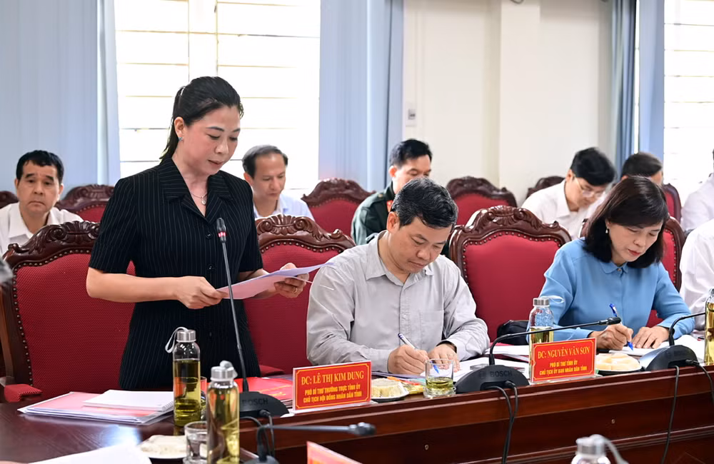 Đồng chí Lê Thị Kim Dung, Phó Bí thư Thường trực Tỉnh ủy, Chủ tịch Hội đồng nhân dân tỉnh Tuyên Quang báo cáo tình hình chỉ đạo thực hiện các biện pháp phòng, chống, khắc phục hậu quả cơn bão số 3 trên địa bàn tỉnh.