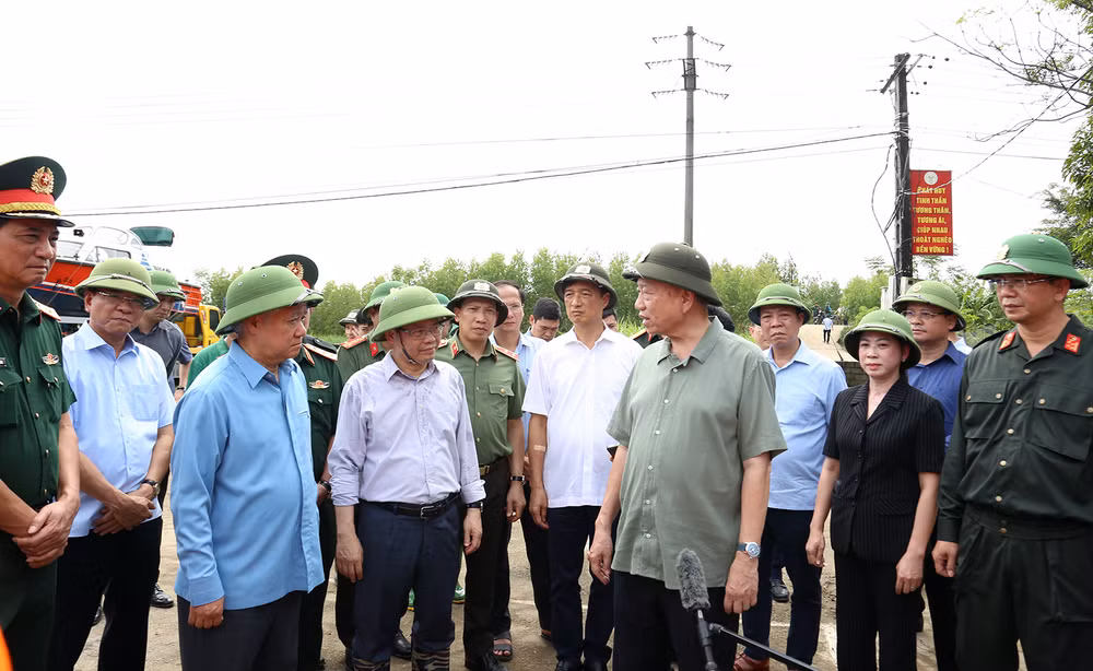 Tổng Bí thư, Chủ tịch nước Tô Lâm trao đổi với lãnh đạo tỉnh Tuyên Quang về việc triển khai các công tác gia cố, bảo vệ đê.