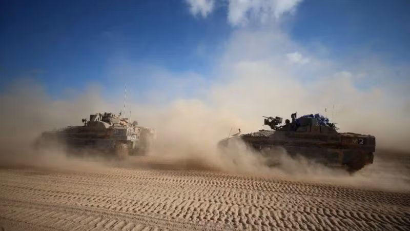 Xe quân sự Israel di chuyển gần biên giới với Dải Gaza, ngày 29/5/2024. (Ảnh: THX/TTXVN)