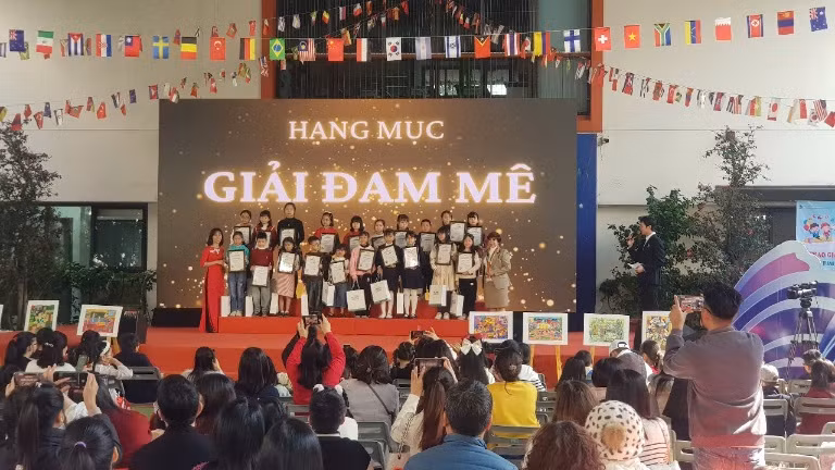 Quang cảnh cuộc trao giải cho các em. Quang cảnh cuộc trao giải cho các em.