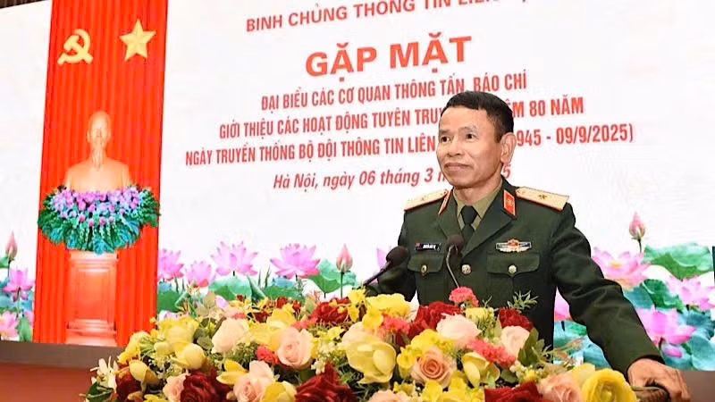 Thiếu tướng Nguyễn Văn Trị, Bí thư Đảng ủy, Chính ủy Binh chủng Thông tin liên lạc, phát biểu tại buổi gặp mặt.