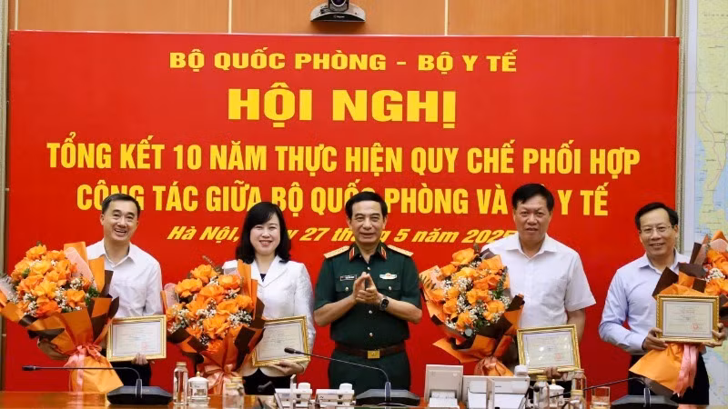 Đại tướng Phan Văn Giang trao tặng Kỷ niệm chương vì sự nghiệp xây dựng Quân đội nhân dân Việt Nam.