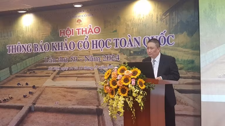 Phó Giáo sư, Tiến sĩ Hà Văn Cẩn, phó Viện trưởng phụ trách Viện Khảo cổ học phát biểu đề dẫn Phó Giáo sư, Tiến sĩ Hà Văn Cẩn, phó Viện trưởng phụ trách Viện Khảo cổ học phát biểu đề dẫn