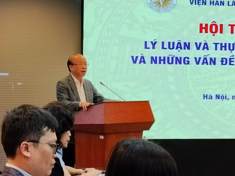 Tiến sĩ Phan Chí Hiếu, Chủ tịch Viện Hàn lâm Khoa học xã hội Việt Nam, phát biểu khai mạc hội thảo. Tiến sĩ Phan Chí Hiếu, Chủ tịch Viện Hàn lâm Khoa học xã hội Việt Nam, phát biểu khai mạc hội thảo.