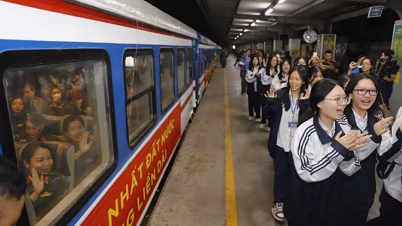 Học sinh Thủ đô phấn khởi tiễn đoàn.