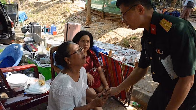 Bộ đội Việt Nam thăm hỏi người dân Myanmar nạn nhân vụ động đất. (Ảnh: Báo Quân đội nhân dân từ Myanmar)