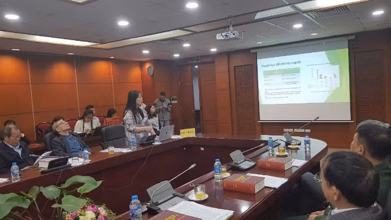 Tiến sĩ Trần Hồng Thu (Viện Dân tộc học) trình bày tham luận “Phát triển sinh kế tộc người ở vùng biên giới Việt Lào tại tỉnh Quảng Nam: Một số vấn đề đặt ra và khuyến nghị chính sách”.
