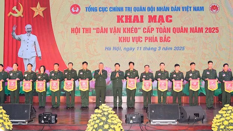 Ban tổ chức trao Cờ lưu niệm tặng các đơn vị tham gia hội thi.