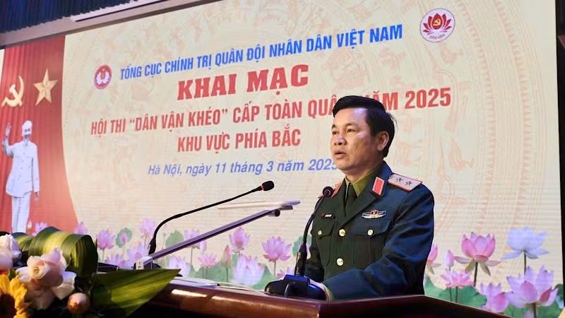 Trung tướng Đỗ Xuân Tụng, Phó Chủ nhiệm Tổng cục Chính trị Quân đội nhân dân Việt Nam, phát biểu khai mạc hội thi.