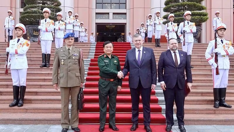Thượng tướng Hoàng Xuân Chiến chụp ảnh cùng Thứ trưởng Quốc phòng Cộng hòa Ba Lan Pawel Bejda. Thượng tướng Hoàng Xuân Chiến chụp ảnh cùng Thứ trưởng Quốc phòng Cộng hòa Ba Lan Pawel Bejda.
