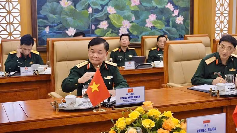 Thượng tướng Hoàng Xuân Chiến, phát biểu tại hội đàm. Thượng tướng Hoàng Xuân Chiến, phát biểu tại hội đàm.