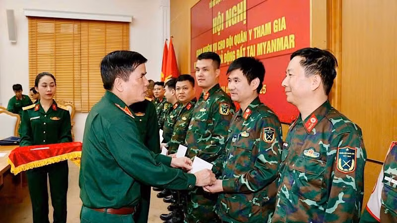 Trung tướng Đỗ Văn Thiện, Bí thư Đảng ủy, Chính uỷ Tổng cục Hậu cần- Kỹ thuật trao tặng quà cho lực lượng đi làm nhiệm vụ tại Myanmar. Trung tướng Đỗ Văn Thiện, Bí thư Đảng ủy, Chính uỷ Tổng cục Hậu cần- Kỹ thuật trao tặng quà cho lực lượng đi làm nhiệm vụ tại Myanmar.