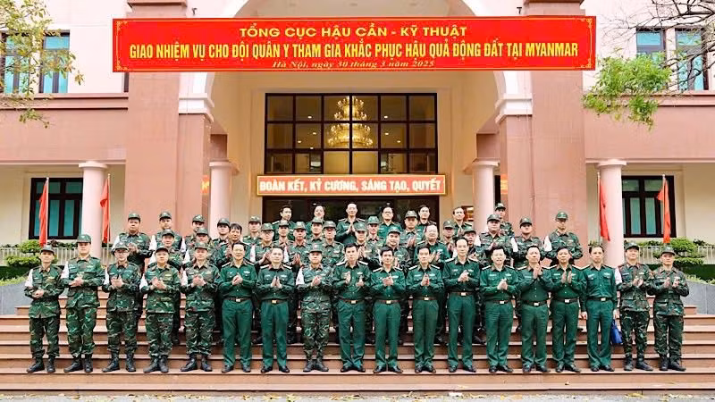 Chụp hình lưu niệm cùng các thành viên trong đoàn. Chụp hình lưu niệm cùng các thành viên trong đoàn.