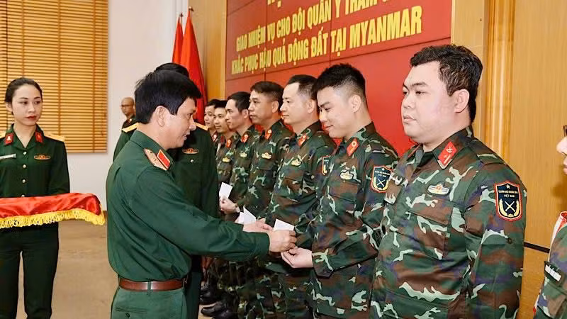 Thiếu tướng Hà Như Lợi, phó chủ nhiệm Tổng cục Hậu cần-Kỹ thuật trao tặng quà cho lực lượng đi làm nhiệm vụ tại Myanmar. Thiếu tướng Hà Như Lợi, phó chủ nhiệm Tổng cục Hậu cần-Kỹ thuật trao tặng quà cho lực lượng đi làm nhiệm vụ tại Myanmar.
