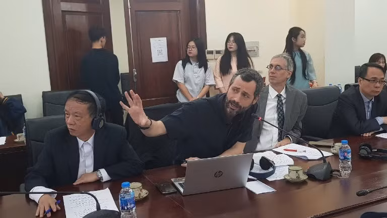 Tiến sĩ Emmanuel Panniers - Viện Nghiên cứu Phát triển Pháp trình bày nghiên cứu về vận động di sản địa phương để phát triển du lịch sinh thái ở miền núi phía bắc Việt Nam. Tiến sĩ Emmanuel Panniers - Viện Nghiên cứu Phát triển Pháp trình bày nghiên cứu về vận động di sản địa phương để phát triển du lịch sinh thái ở miền núi phía bắc Việt Nam.