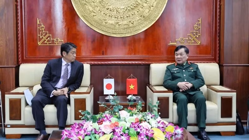 Thượng tướng Hoàng Xuân Chiến và Đại sứ Ito Naoki trao đổi về Dự án: Cung cấp trang thiết bị rà phá bom, mìn.