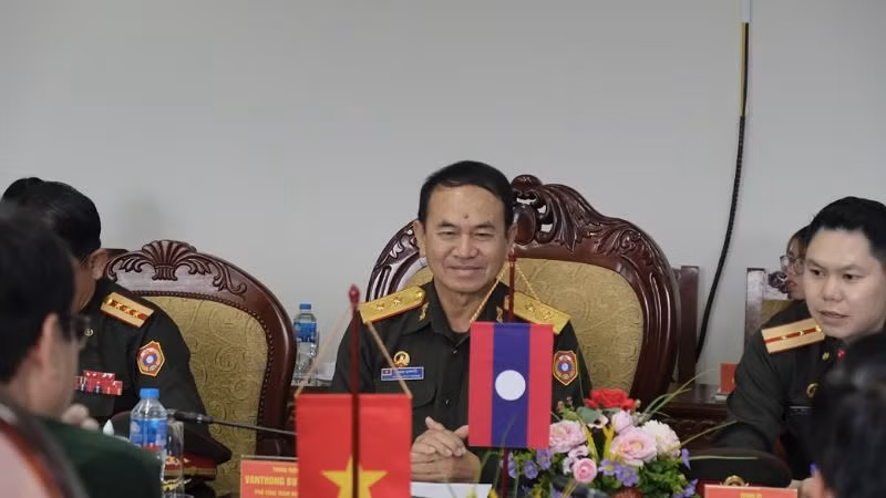 Trung tướng Vanthong Buttavong, Phó Tổng Tham mưu trưởng Quân đội nhân dân Lào, nhắc lại truyền thống đoàn kết hữu nghị giữa hai Đảng, hai Nhà nước và Nhân dân hai nước trong những năm qua.