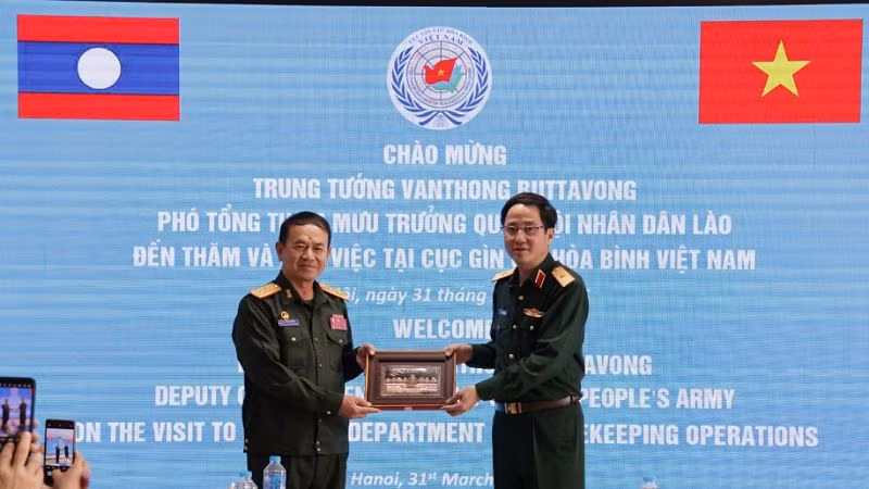 Trao tặng quà lưu niệm cho Đoàn công tác Bộ Quốc phòng Lào.