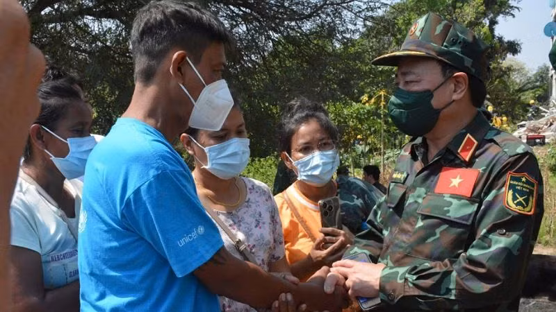 Thiếu tướng Phạm Văn Tỵ, Phó Cục trưởng Cục Cứu hộ-Cứu nạn, Bộ Tổng Tham mưu Quân đội nhân dân Việt nam, Trưởng đoàn cứu hộ, cứu nạn Quân đội Việt Nam tại Myanmar động viên người dân Myanmar. (Ảnh: Báo Quân đội nhân dân)