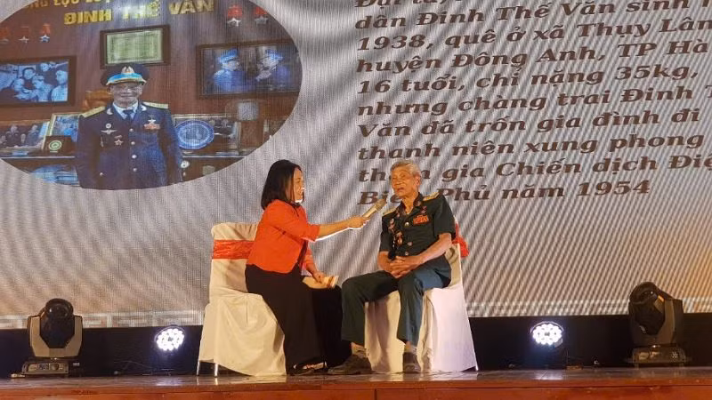 Đại tá Đinh Thế Văn, Anh hùng Lực lượng vũ trang nhân dân, đã chỉ huy Tiểu đoàn 77 Tên lửa, Trung đoàn 257, Sư đoàn Phòng không 361, bắn rơi 4 máy bay B-52 của Mỹ.