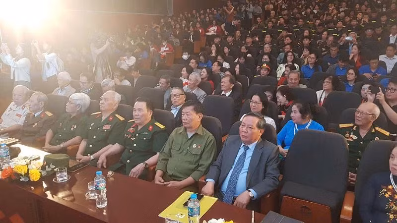 Các đại biểu tham dự.
