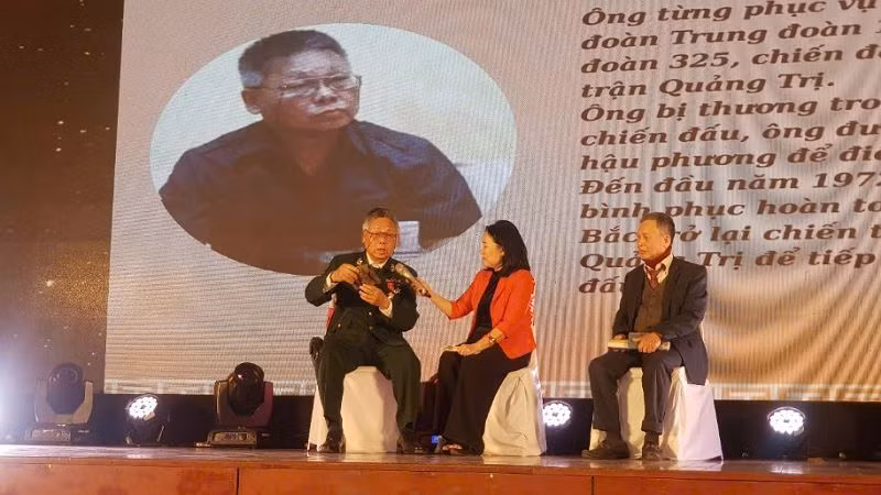 Hai cựu chiến binh, sinh viên Lê Xuân Tường và Nguyễn Xuân Thuần xếp bút nghiên ra trận.