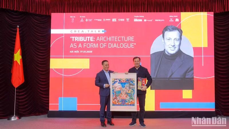Đại diện Ban tổ chức trao quà lưu niệm là bức tranh dân gian Hàng Trống cho kiến trúc sư Marco Casamonti.