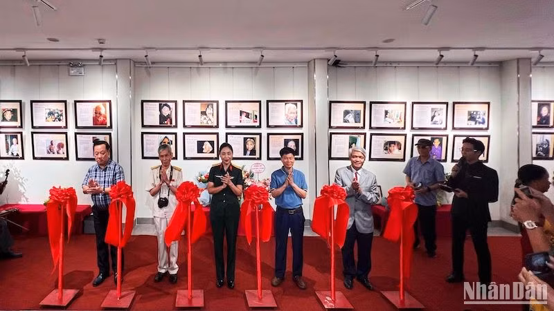 Các đại biểu cắt băng khai mạc triển lãm.