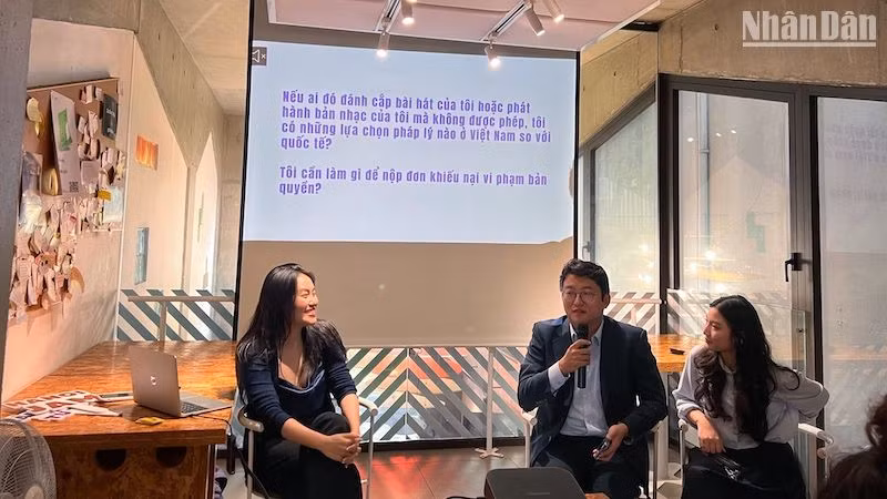 Ở phần hỏi và đáp, Tiến sĩ, luật sư Ji Heon Oh giải đáp những thắc mắc về việc bảo vệ quyền lợi và tối ưu hoá thu nhập từ sản phẩm âm nhạc.