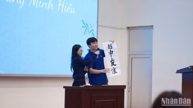 Sinh viên Đặng Hoàng Minh Hiếu giành chiến thắng chung cuộc với các phần thi được đánh giá cao.