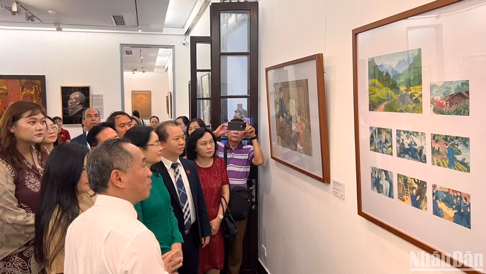 Các đại biểu và khách tham quan triển lãm sáng 16/5.